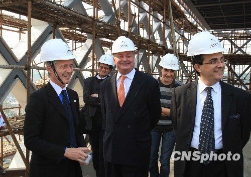 Le 25 novembre, M. Hervé Ladsous, ambassadeur de Fance en Chine, s'est rendu au chantier du pavillon France à l'occasion de la cérémonie de signature du partenariat entre le pavillon et L'Oréal. 