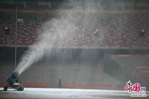 Selon le plan du premier festival de glace du Nid d'Oiseau lancé par le Bureau d'administration du Stade national, du 19 décembre 2009 au 20 février 2010, 57 000 m² à l'intérieur du Stade national seront transformés en station de ski et recouverts de 40 cm de neige. Cette initiative fera du Nid d'oiseau le plus grand centre de sports d'hiver de Beijing.