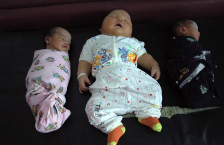 Le 25 septembre 2009, un bébé de quatre jours qui pèse 8,7 kg dort à côté des bébés de poids normaux, dans lHopital général dAbdul Manan à Kisaran, en Indonésie.