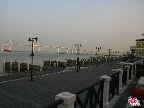 S'inspirant des ports de pêche occidentaux, le quai des pêcheurs de Macao est à la fois le premier parc à thème et le premier centre commercial de la ville.