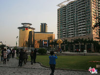 Afin de célébrer la rétrocession de Macao à la Chine en 1999, le gouvernement central chinois a offert à Macao la statue d'un trolle de Chine.
