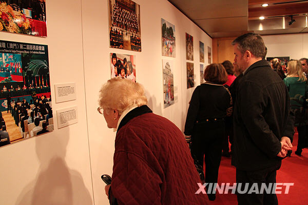 Le 3 décembre, quelques visiteurs admirent de près des photos de Macao.