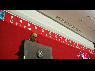 Wu Zhipan, le vice-président de l'Université de Beijing, prononce un discours d'accueil.