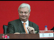 Hervé Ladsous, l'ambassadeur de France en Chine, participe à la cérémonie.