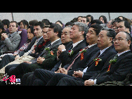 Les invités d'honneur participent à la cérémonie.