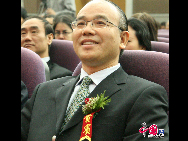 Xu Jun, vice-président permanent de l'association des traducteurs de Chine, assiste à la cérémonie. 