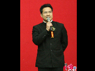 Dong Qiang, président du jury du Prix Fu Lei, annonce les résultats du Prix Fu Lei. 