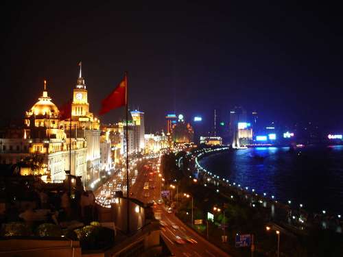 Les clients peuvent admirer le panorama de la ville de Shanghai tout en dégustant leur repas. 