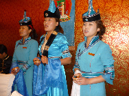 Les visiteurs sont toujours accueillis par un chant de bienvenue et un hada offert par des jeunes filles en tenue traditionnelle.