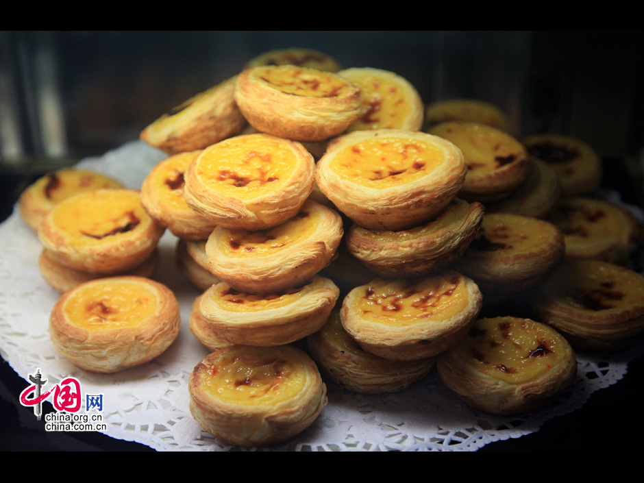 Des tartes portugaises près du comptoir. Elles se vendent également à la tour de Macao.