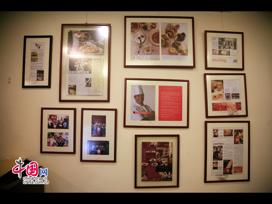 Le mur de photos. Au centre se trouve le chef Fernando. Arrivé à Macao en 1998, Fernando a d&apos;abord été serveur avant d&apos;ouvrir son propre café en 2001.