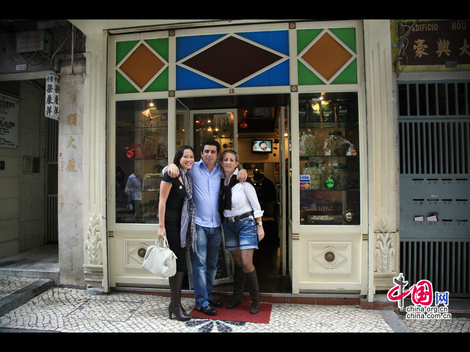 Fernando s&apos;est marié et s&apos;est installé à Macao avec sa famille. Au cours des nombreuses années passées là-bas, il est devenu ami avec pas mal de ses clients.