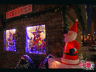 Le 13 décembre : un chalet sur l'avenue centrale de Harbin se pare de décorations de Noël.