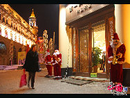 Le 13 décembre : des Pères Noël en devanture d'un magasin.