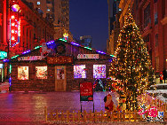 Le 13 décembre : l’avenue centrale de Harbin se pare d'un arbre de Noël.