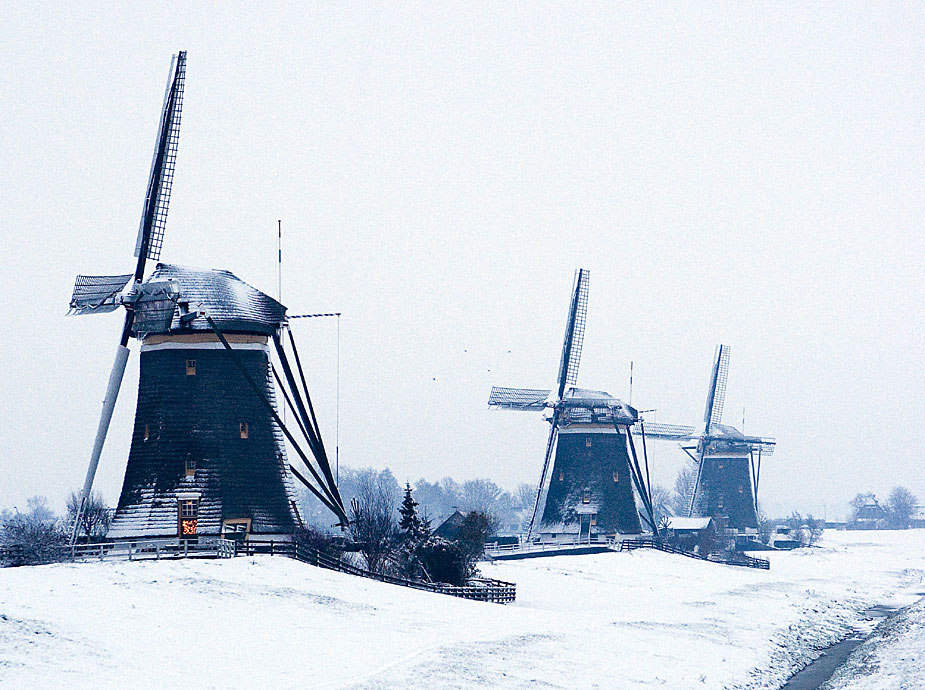 Le 17 décembre, la neige accumulée sur les moulins à vent aux Pays-bas. 