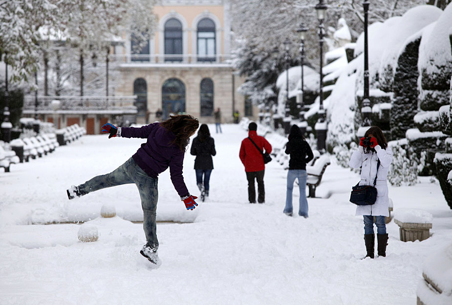 Le 17 décembre, à Burgos en Espagne, les gens se prennent en photo sur la neige. 