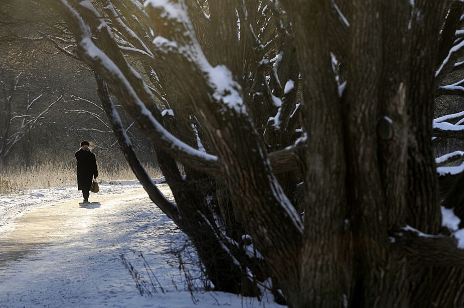 Le 16 décembre, une dame russe se promène sur la neige à Moscou. 