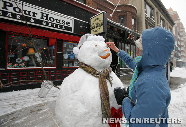 Une forte tempête de neige a balayé le centre des Etats-Unis jeudi à la veille de Noël, poussant le gouverneur de l'Oklahoma à proclamer l'état d'urgence dans l'Etat.