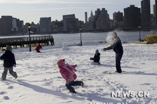 Une tempête de neige s'est abattue sur New York dimanche, recouvrant la ville d'un manteau blanc.