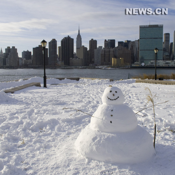 Une tempête de neige s'est abattue sur New York dimanche, recouvrant la ville d'un manteau blanc.