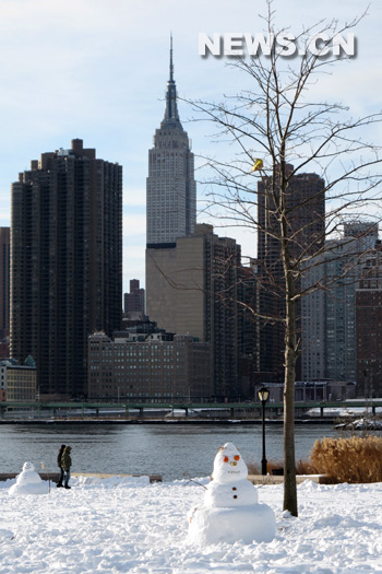 Une tempête de neige s'est abattue sur New York dimanche, recouvrant la ville d'un manteau blanc.