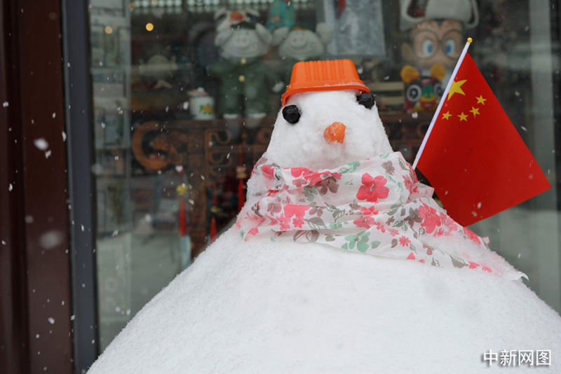 Un joli bonhomme de neige dans la rue. 