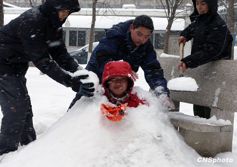 Un bonhomme de neige vivant formé par un élève de collège. 