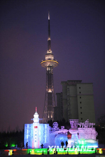 Le 5 janvier, quelques touristes admirent de près les illuminations de glace à Harbin