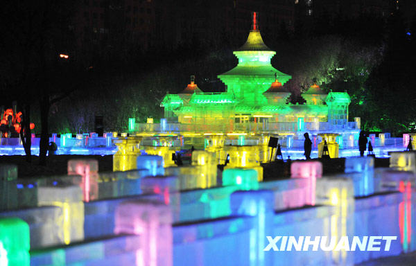 Le 5 janvier, quelques touristes admirent de près les illuminations de glace à Harbin