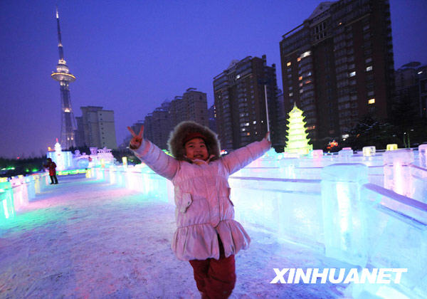 Une fillette pose devant des illuminations de glace, photo prise le 5 janvier.
