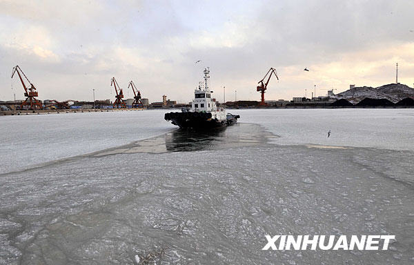 La mer du golfe de Laizhou, près du village de Haimiaokou, était complètement gelée.