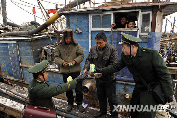  Des polices frontalières donnent des médicaments aux pêcheurs bloqués.