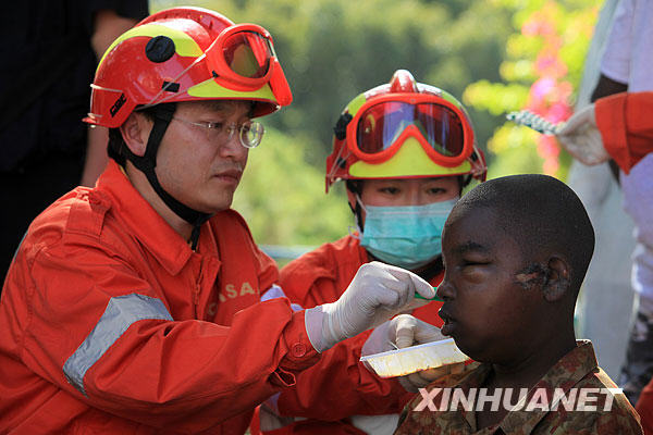 Le 14 janvier, les médecins chinois de l&apos;équipe de secours en train de soigner des blessés en Haïti. 