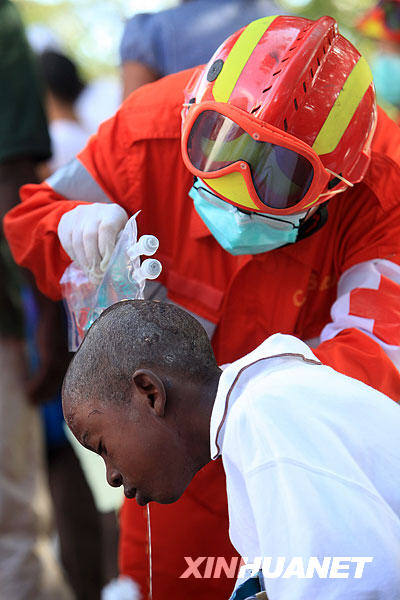 Le 14 janvier, les médecins chinois de l&apos;équipe de secours en train de soigner des blessés en Haïti.