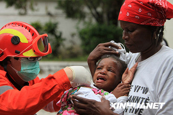 Le 14 janvier, les médecins chinois de l'équipe de secours en train de soigner des blessés en Haïti.