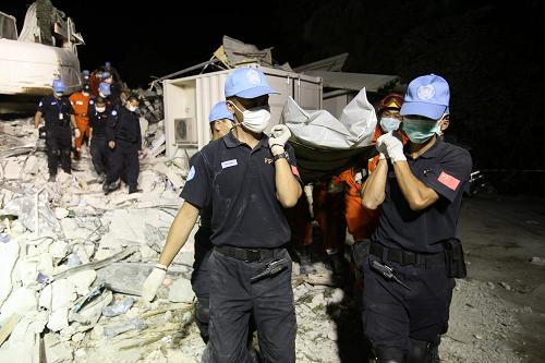 Le 16 janvier à Port-au-Prince, des secouristes chinois ont retrouvé le corp d'un policier chinois dans le bâtiment de la Mission des Nations unies pour la stabilisation en Haïti détruit par le séisme. 