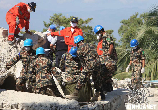 Les secouristes chinois recherchent les victimes en Haïti 1