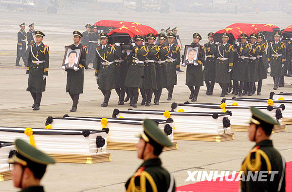 Les corps des huit policiers chinois tués dans le violent séisme en Haïti sont arrivés mardi matin à Beijing à bord d'un avion charter.