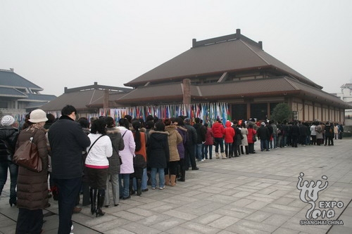 De longues files d'attente devant l'entrée du musée