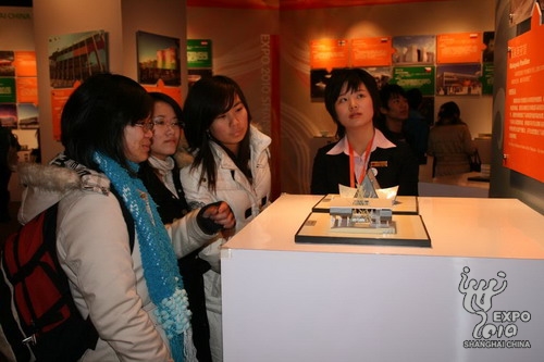 Les visiteurs regardent une maquette de pavillon 