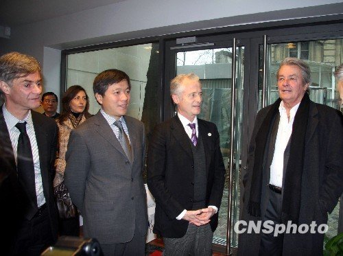 Alain Delon (droit), célèbre acteur français et parrain du Pavillon français de l'Exposition universelle de Shanghai