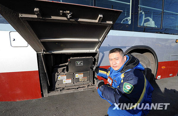Le 25 janvier, un chauffeur montre la batterie d'un bus à énergie mixte. 
