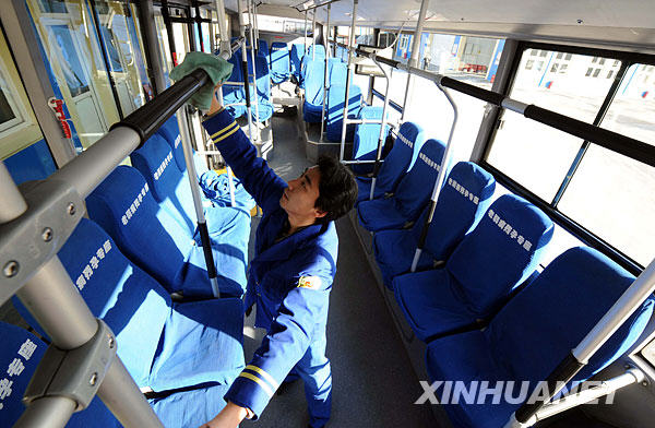 Le 25 janvier, un chauffeur nettoie un bus électrique.