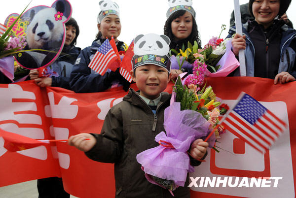 Ce garçon, agitant les drapeaux chinois et américain, est un fan de Meilan.