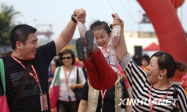 Des touristes taiwanais débarquent au port Xiuying de la ville de Haikou.
