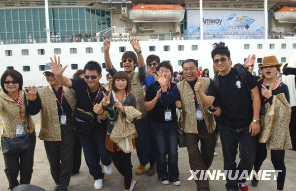 Des touristes taiwanais se font prendre en photos au port Xiuying.