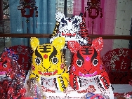 Une foire traditionnelle a débuté, le 7 février, au Centre culturel de Dongcheng à Beijing. L'exposition du patrimoine culturel de la foire a suscité le vif intérêt des visiteurs. La foire durera jusqu'au 16 février.
