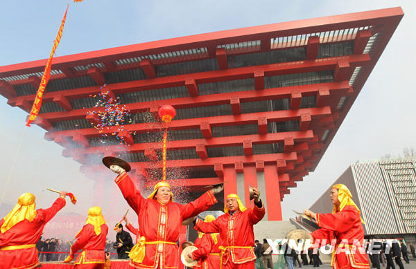 Les travaux de construction du pavillon chinois de l'Exposition universelle 2010 de Shanghai ont pris fin lundi, dans une fanfare de feux d'artifice, de ballons, de lanternes et de rubans rouges.
