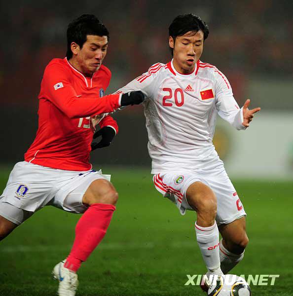 Rong Hao (droit), joueur chinois, se dispute le ballon avec un joueur coréen. 